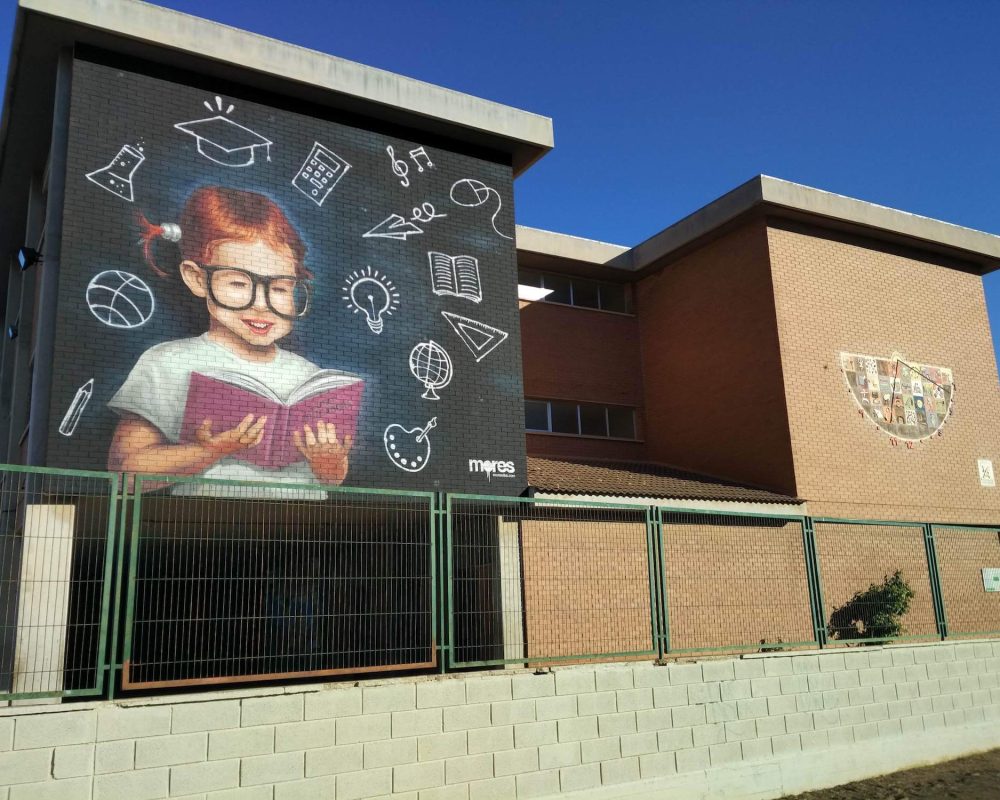 Mural de graffiti en Colegio