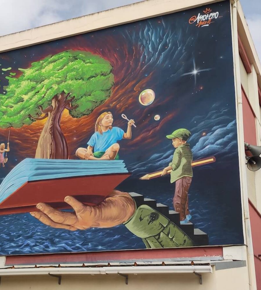 Mural de graffiti en colegio